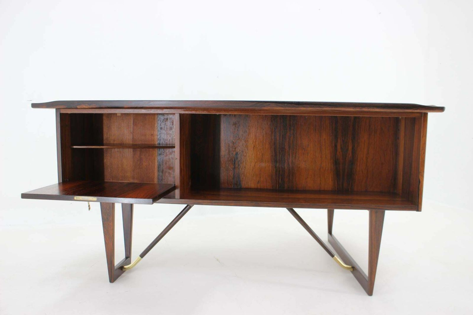 photo vinterior 1960s Peter Løvig Nielsen 'Boomerang' Desk In Rosewood Hedensted Møbelfabrik,