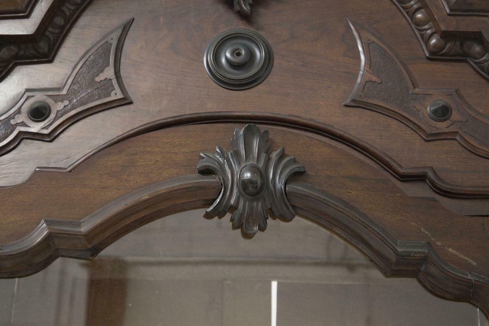 photo for sale Rococò Antique Cabinet In Walnut Wood With Glass
