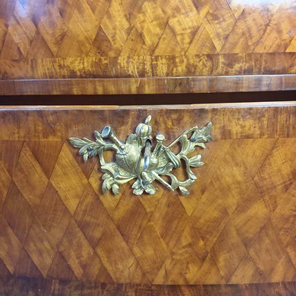 photo vinterior A Late 19th Century Serpentine Satinwood Commode