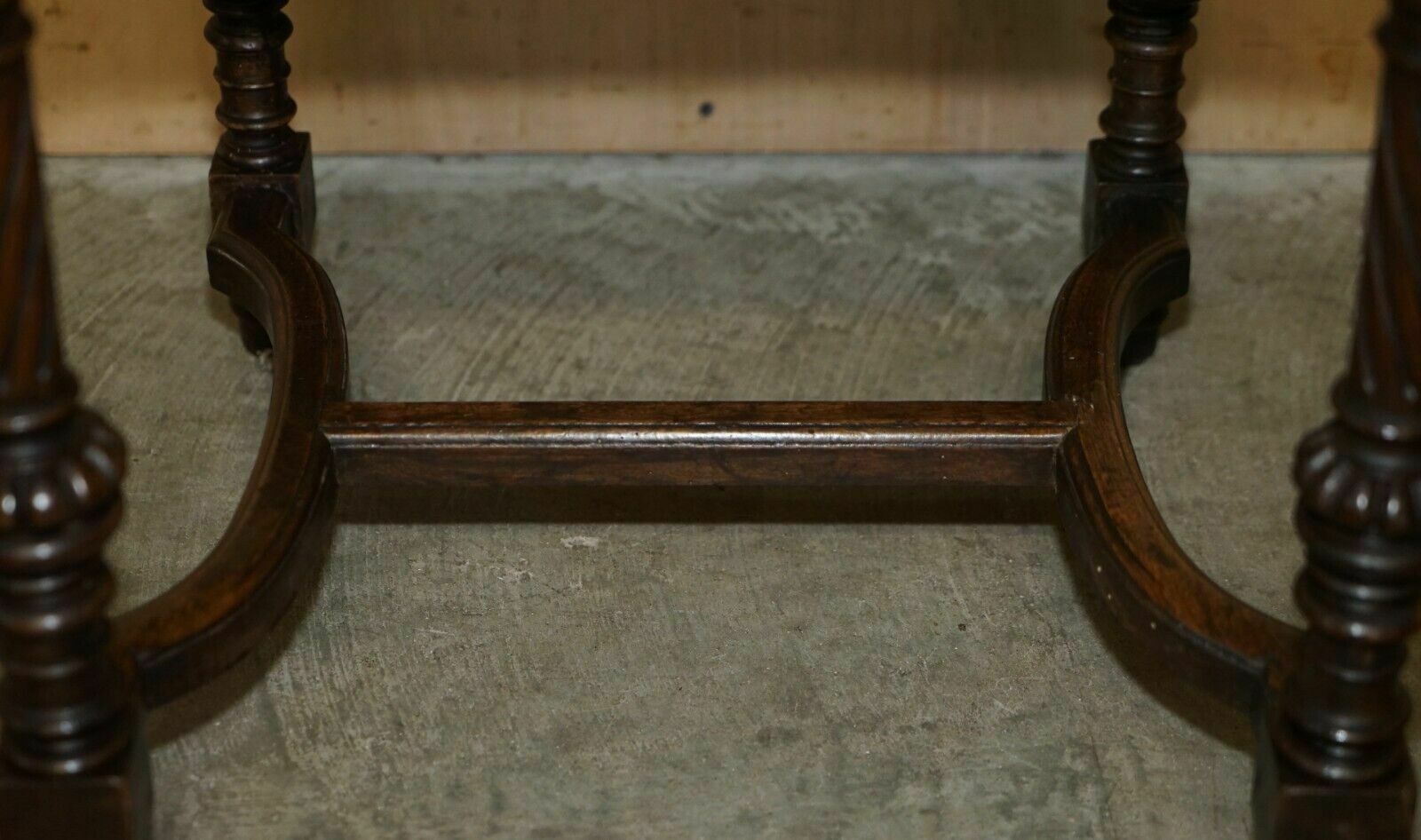 photo vinterior Fine Set Of Six Henry II Circa 1880 French Oak & Embossed Leather Dining Chairs