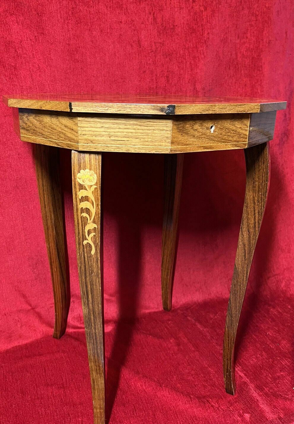 photo vintage Italian Satinwood With Marquetry Floral Bouquet Inlaid Musical Table