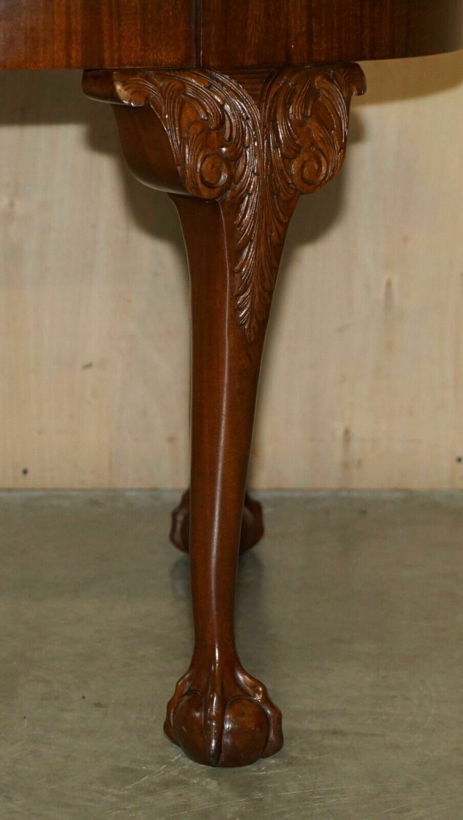 photo vinterior Lovely Antique Circa 1920 English Hand Carved Walnut Claw & Ball Dining Table