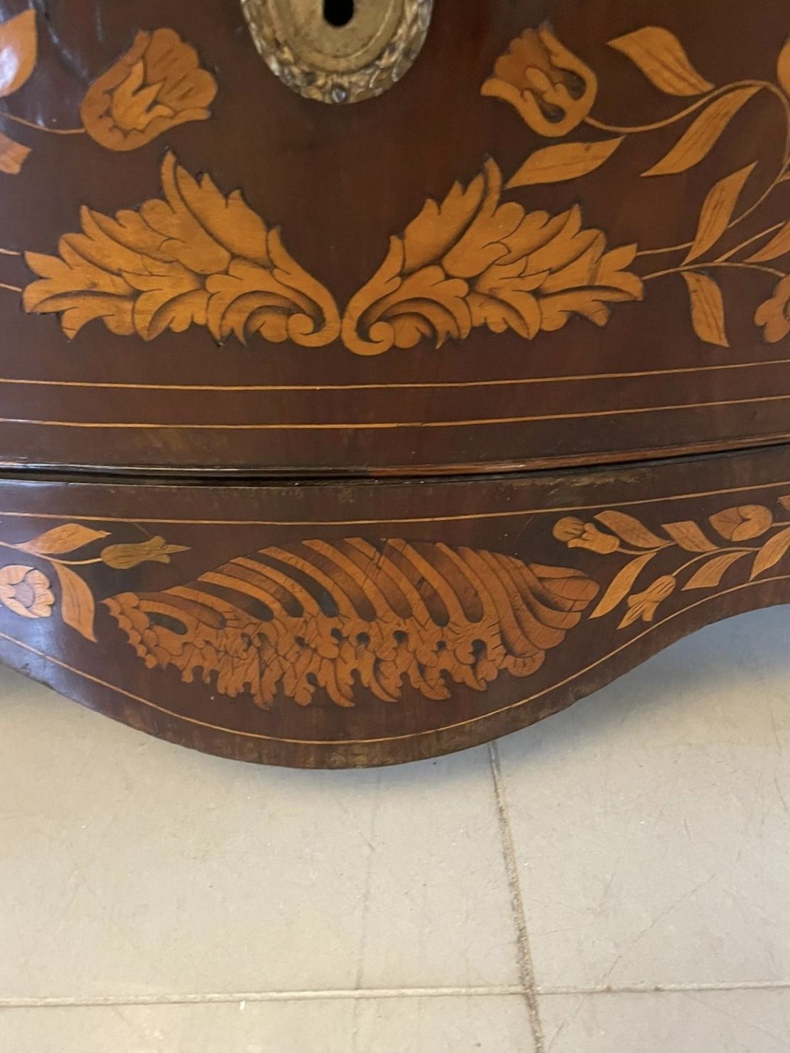photo furniture Antique 18th Century Quality Mahogany Floral Marquetry Inlaid Cylinder Bureau