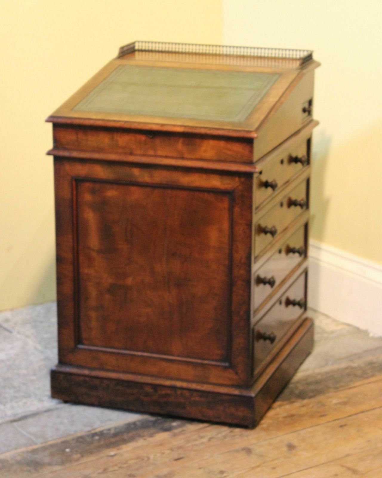 A Fine Early 19thc. Mahogany Davenport
