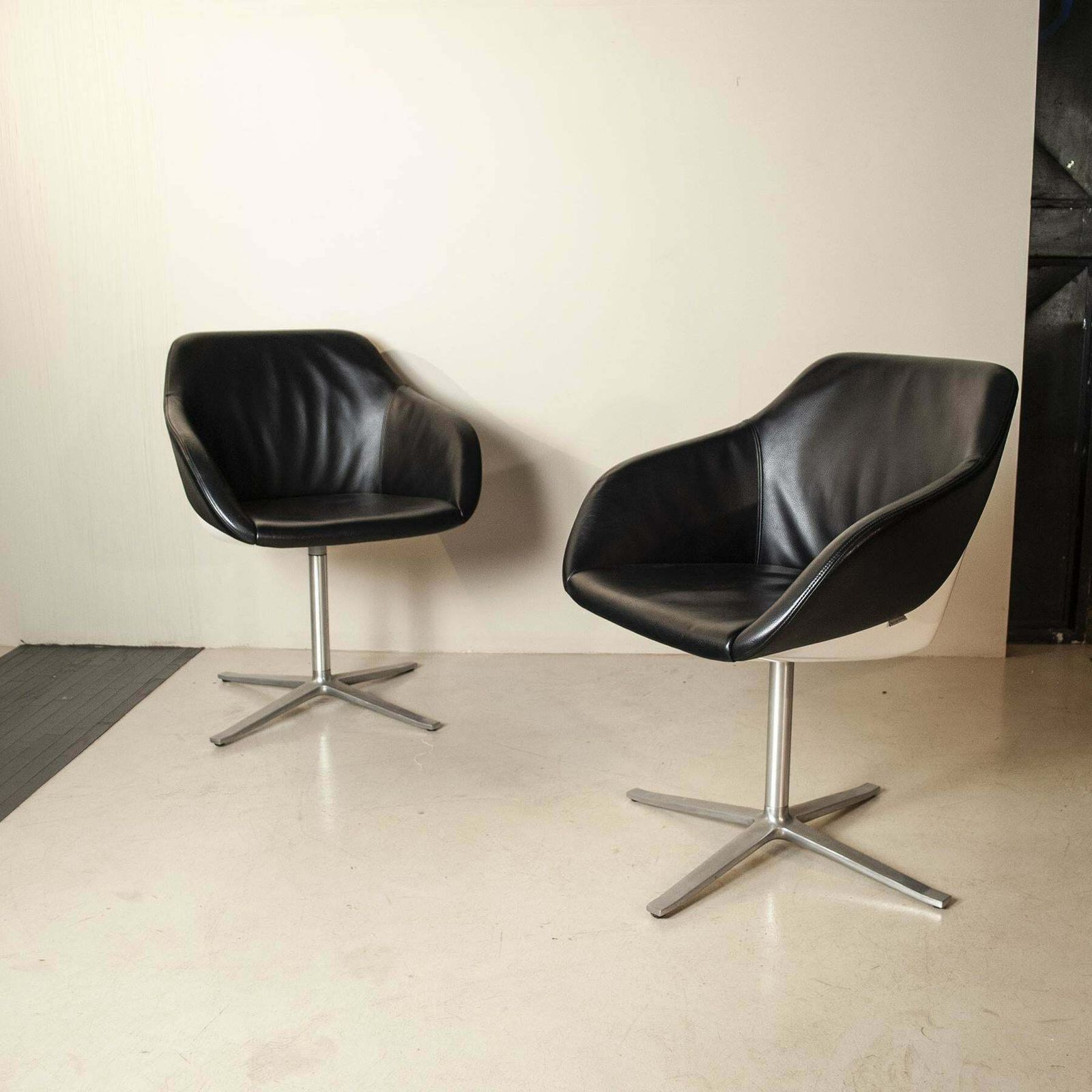 Pearson Lloyd Set Of Two Lounge Chairs 90’s photo furniture