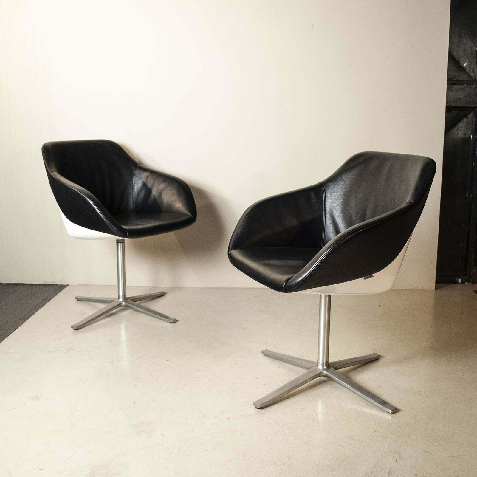 Pearson Lloyd Set Of Two Lounge Chairs 90’s photo for sale