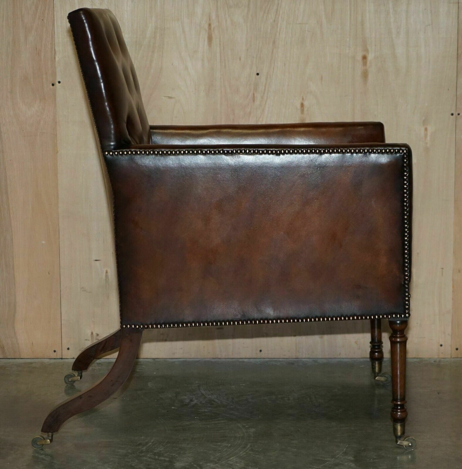 photo vintage Fully Restored Antique George III Circa 1780 Brown Leather Chesterfield Armchair