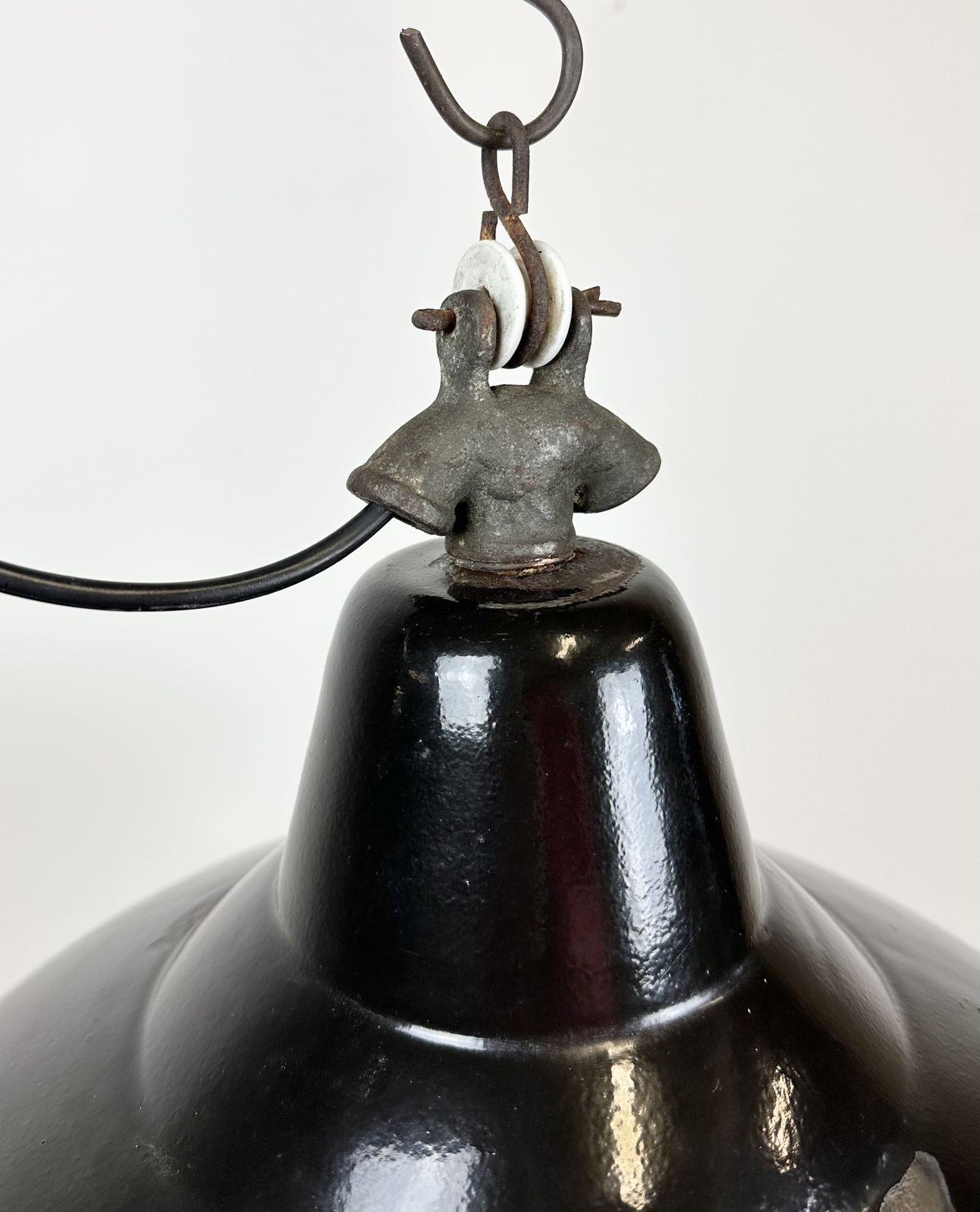 photo vintage Industrial Black Enamel Factory Lamp With Cast Iron Top, 1950s