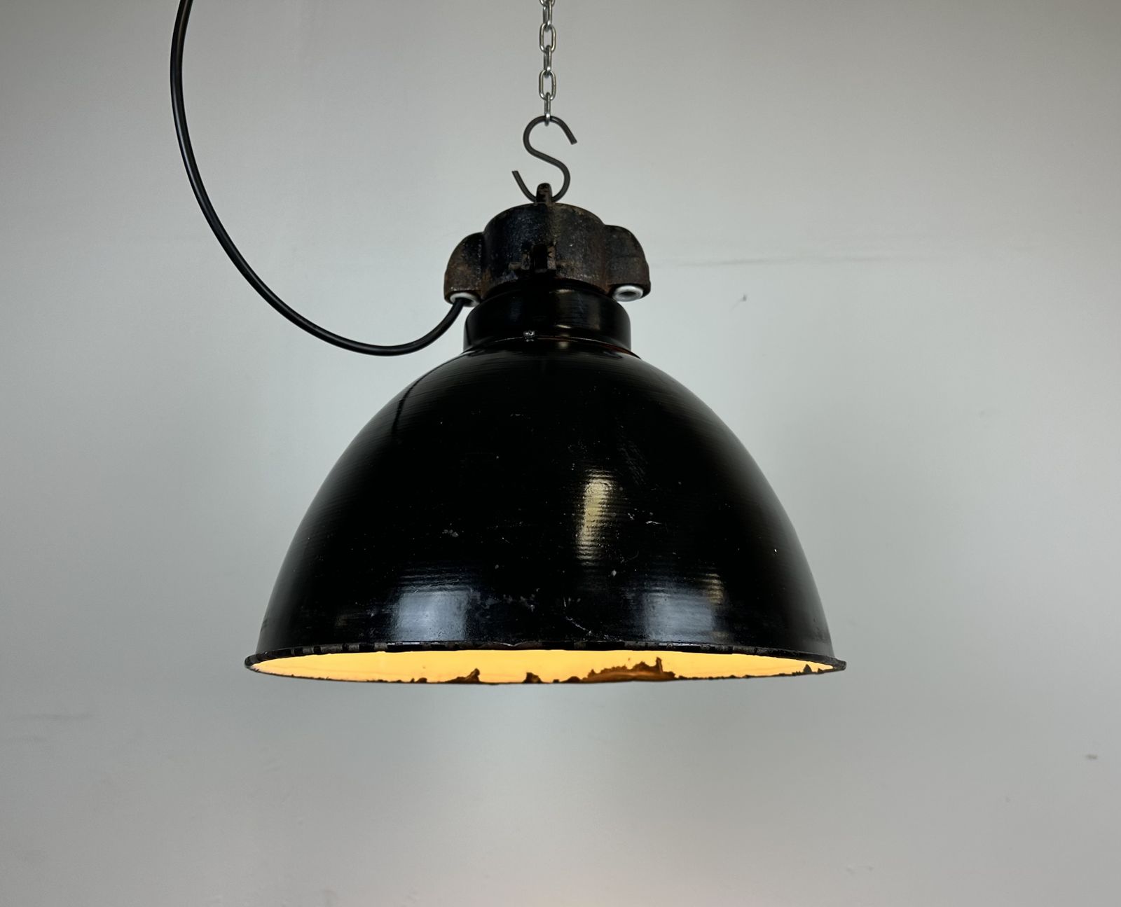 photo vinterior Bauhaus Black Enamel Factory Pendant Lamp, 1930s