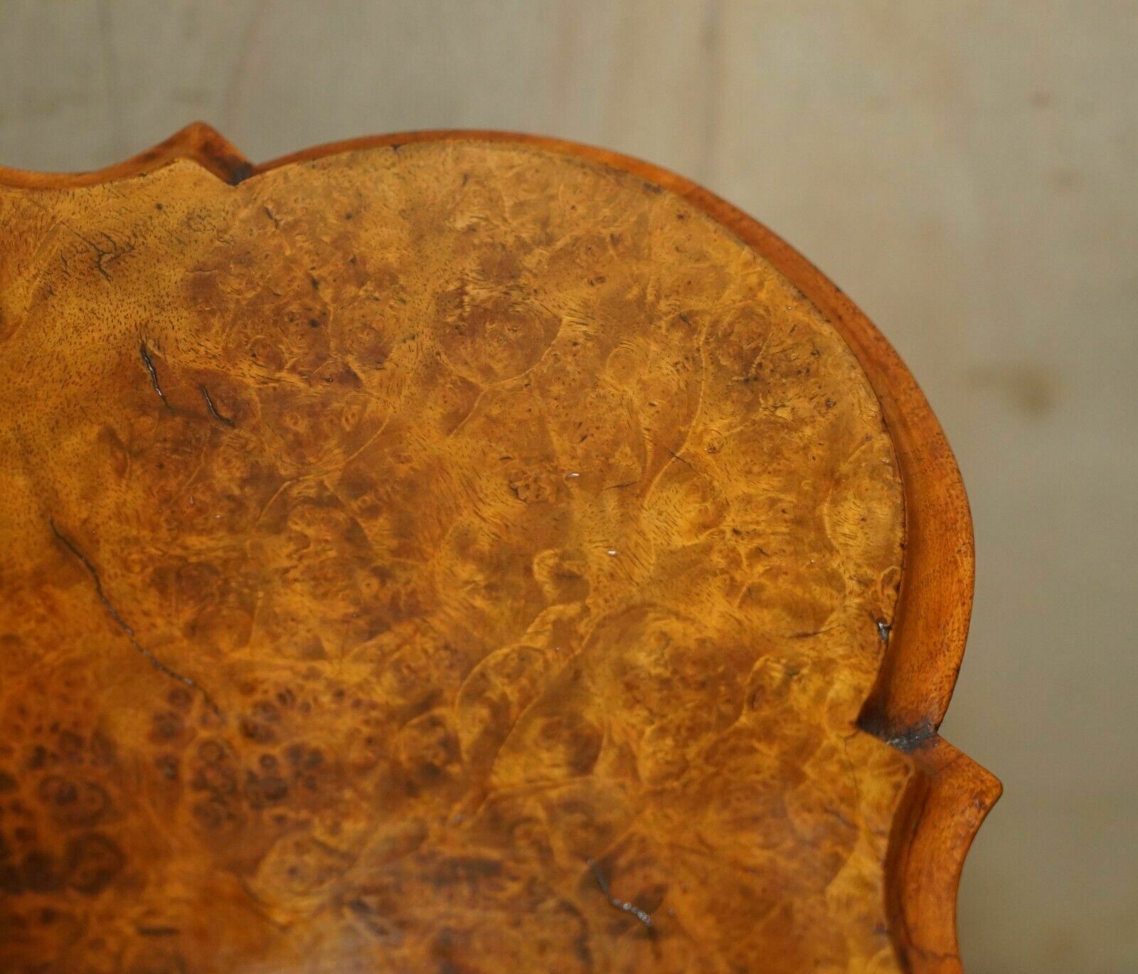 photo vinterior Pair Of Restored Victorian Burr Walnut Tripod Side End Lamp Tables Circa 1860