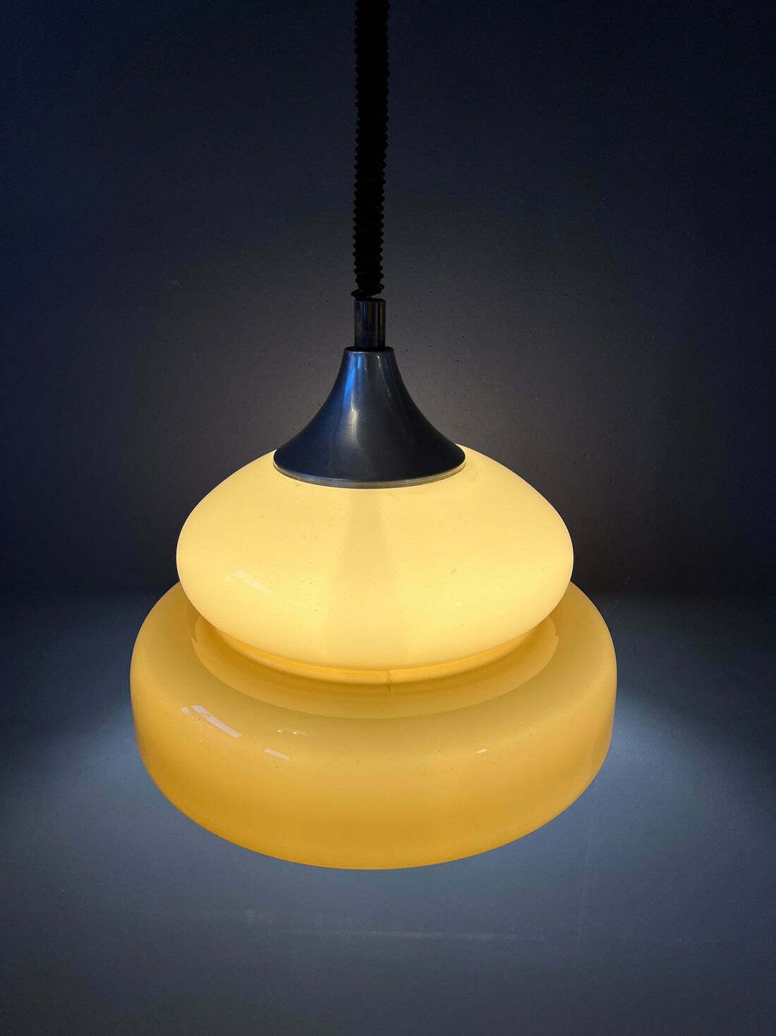 Mid Century Space Age Hanglamp — Vintage Beige Armatuur photo furniture