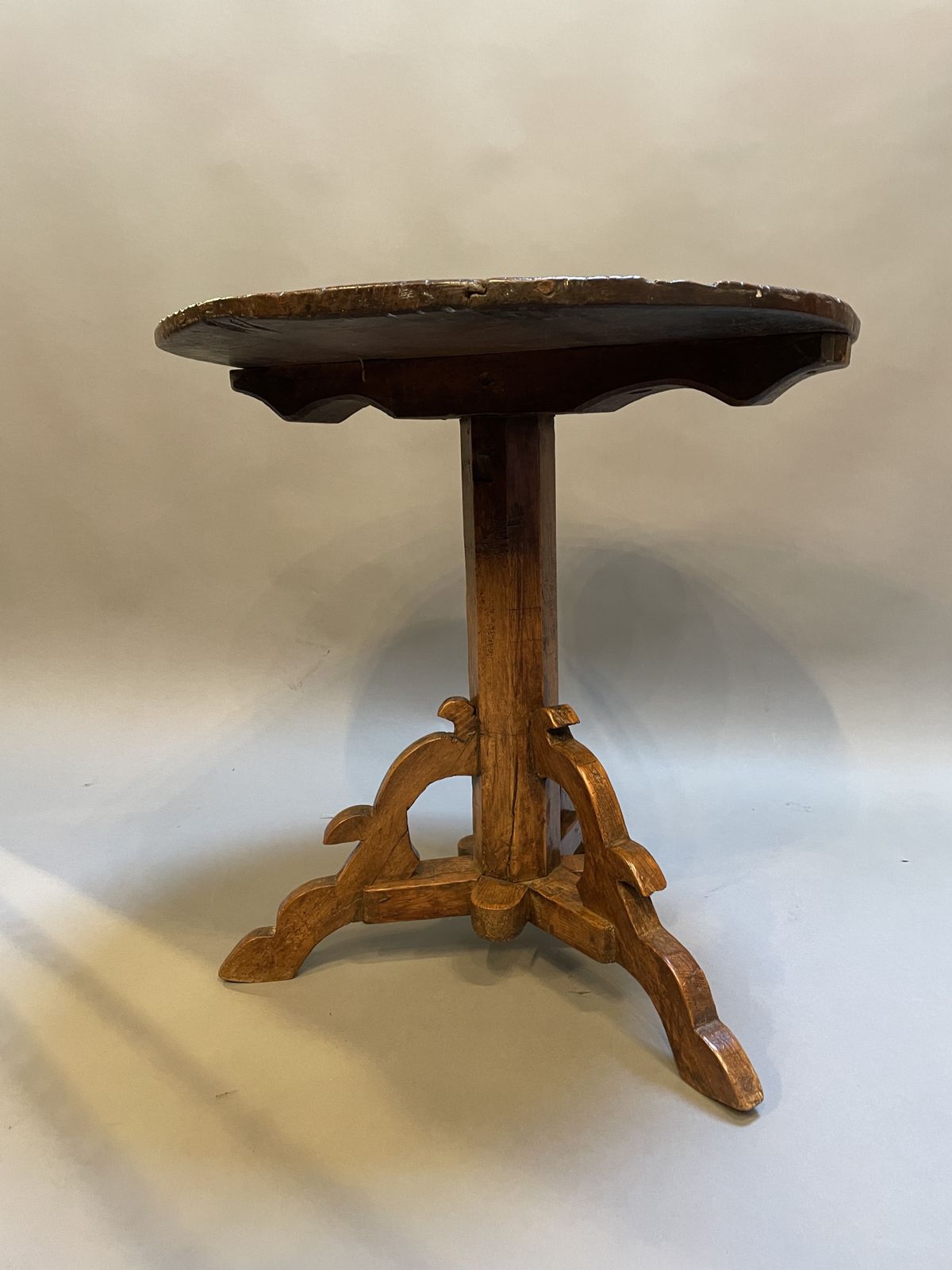 C18th Rustic Pine Pedestle Table photo vinterior