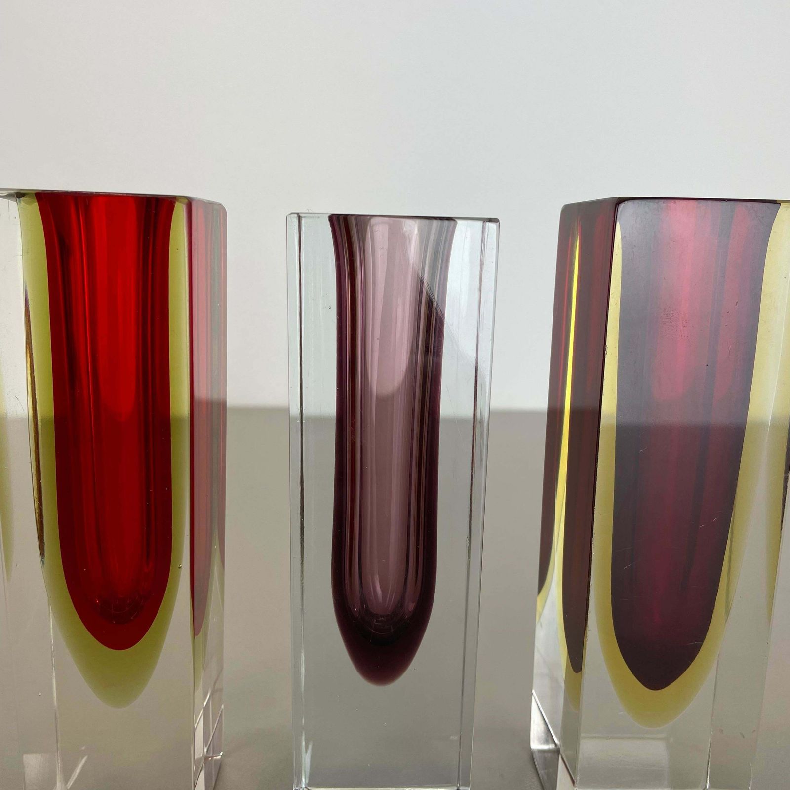 Rare Set Of 3 Multicolour Faceted Murano Glass Sommerso Cube Vases, Italy, 1970s photo vinterior