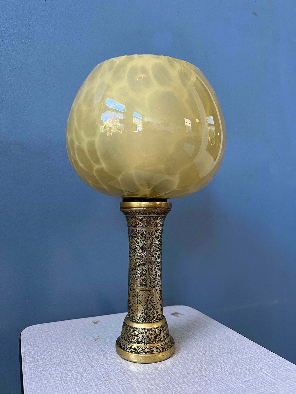 Antieke Art Deco Glazen Lamp Met Bronzen Voet photo vinterior