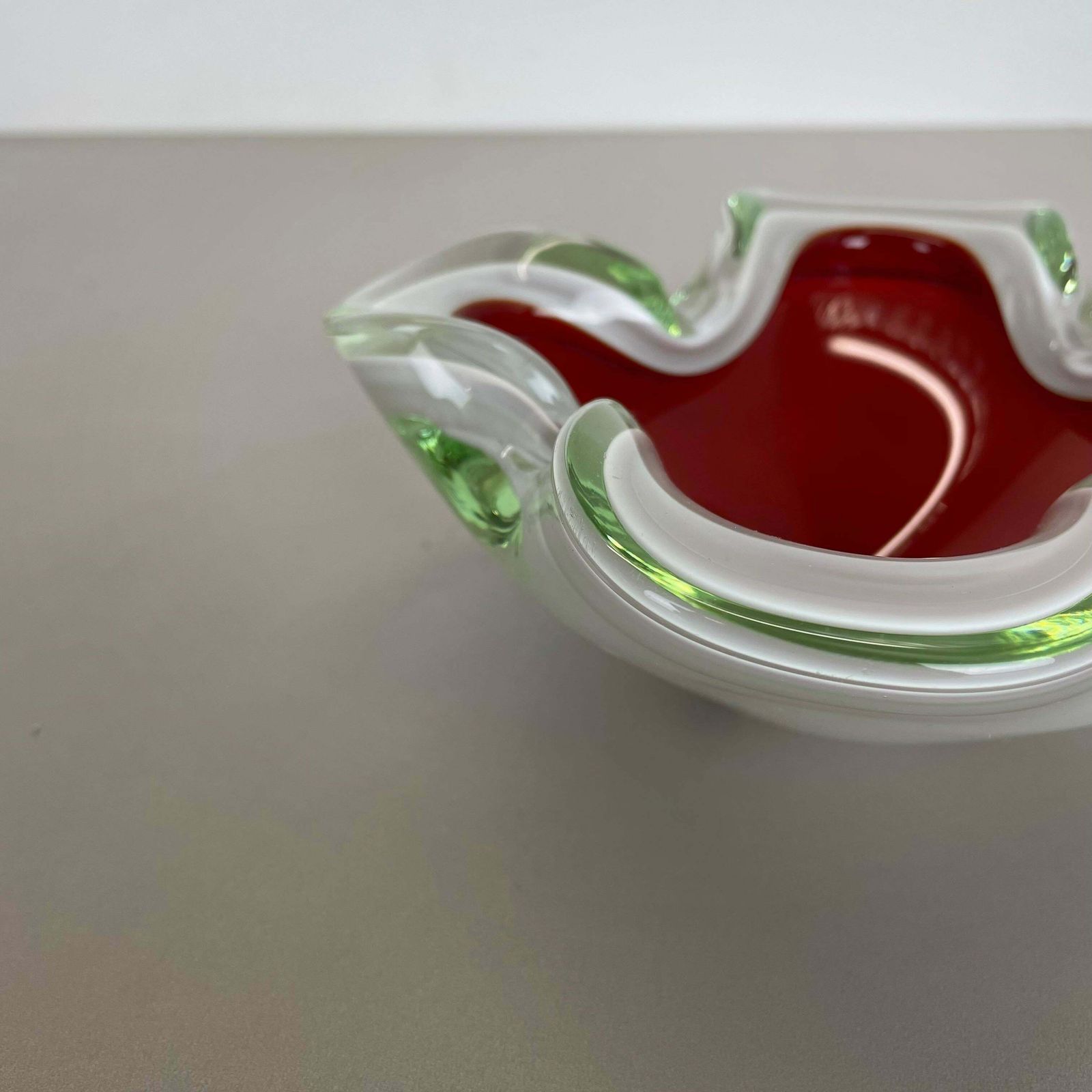 Large Murano Glass White Red Bowl Shell Ashtray Murano Italy 1970s photo vinterior