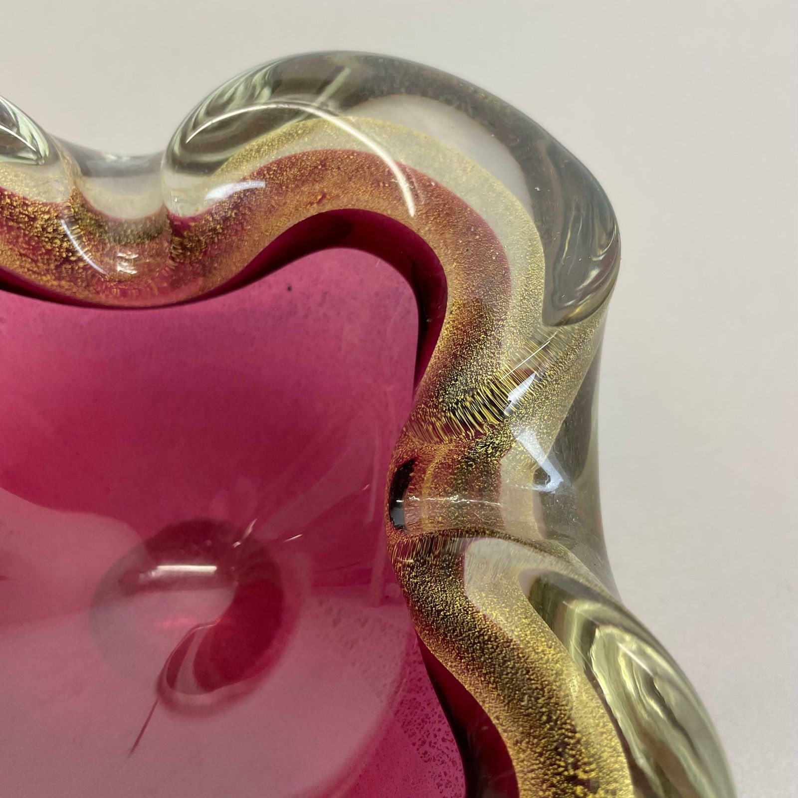 photo furniture Large Murano Glass "Pink Gold" Bowl Element Shell Ashtray Murano, Italy, 1970s