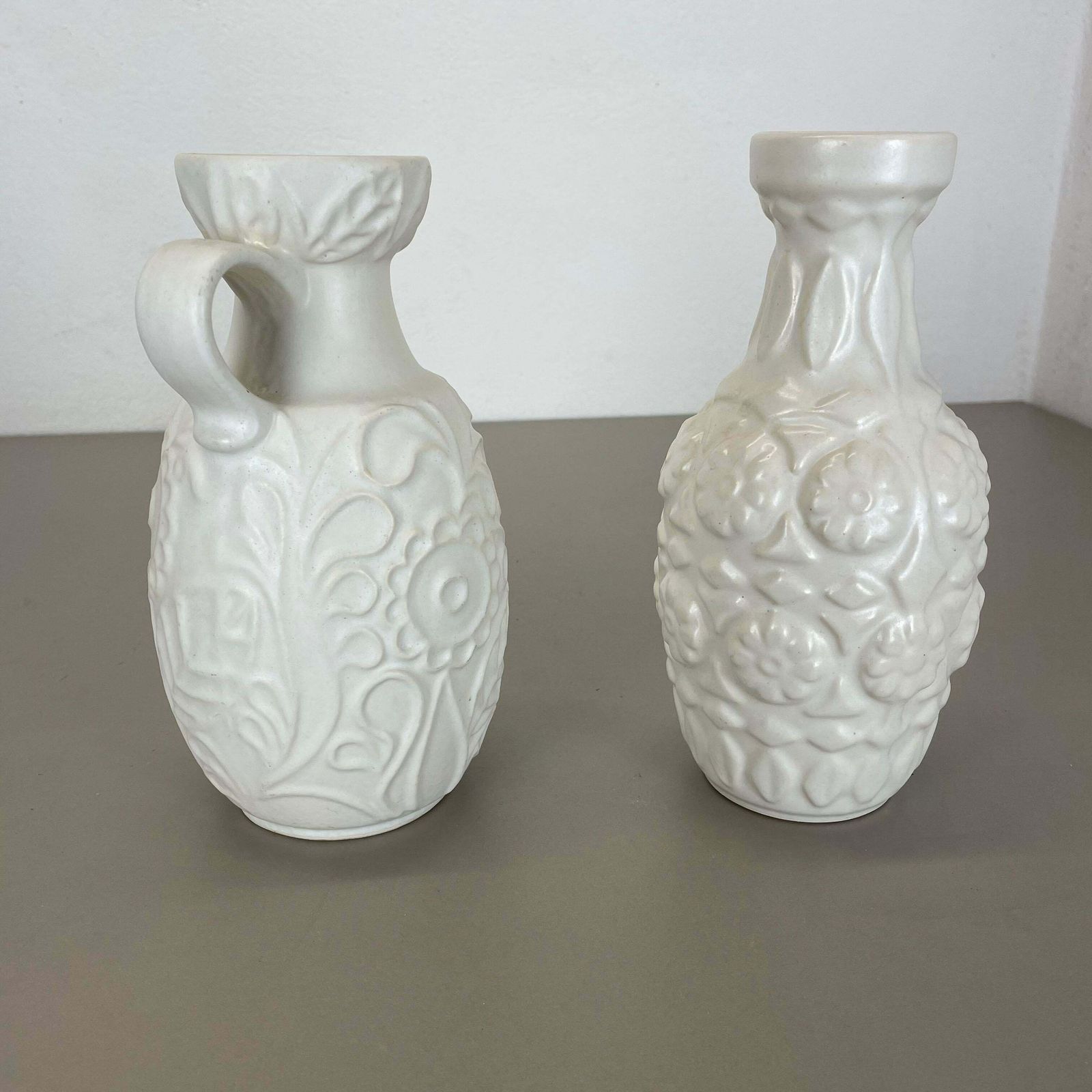 photo vintage Set Of 2 White Floral Fat Lava Op Art Pottery Vase Made Bay Ceramics, Germany