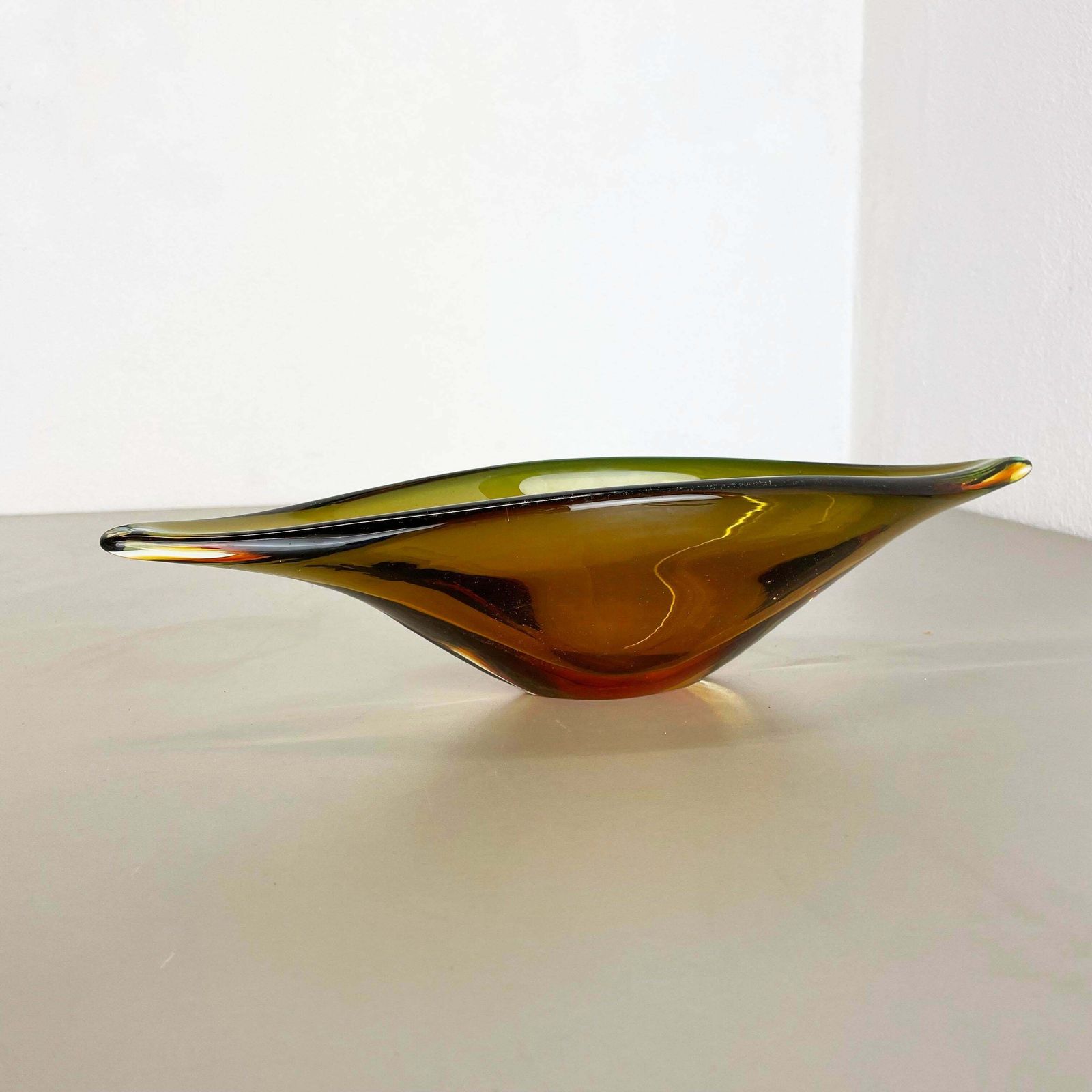 1,8 Kg Glass Bowl Shell Centrepiece By Flavio Poli Attrib Murano Italy 1970s photo furniture