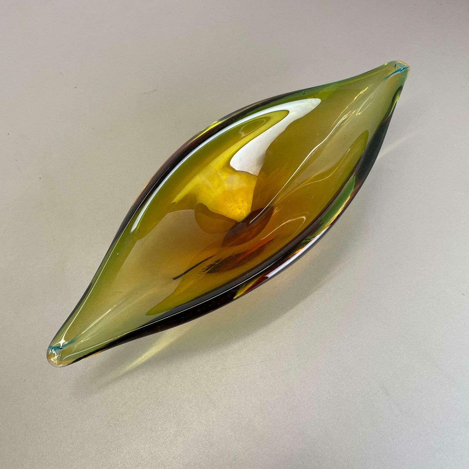 728.0 1,8 Kg Glass Bowl Shell Centrepiece By Flavio Poli Attrib Murano Italy 1970s photo