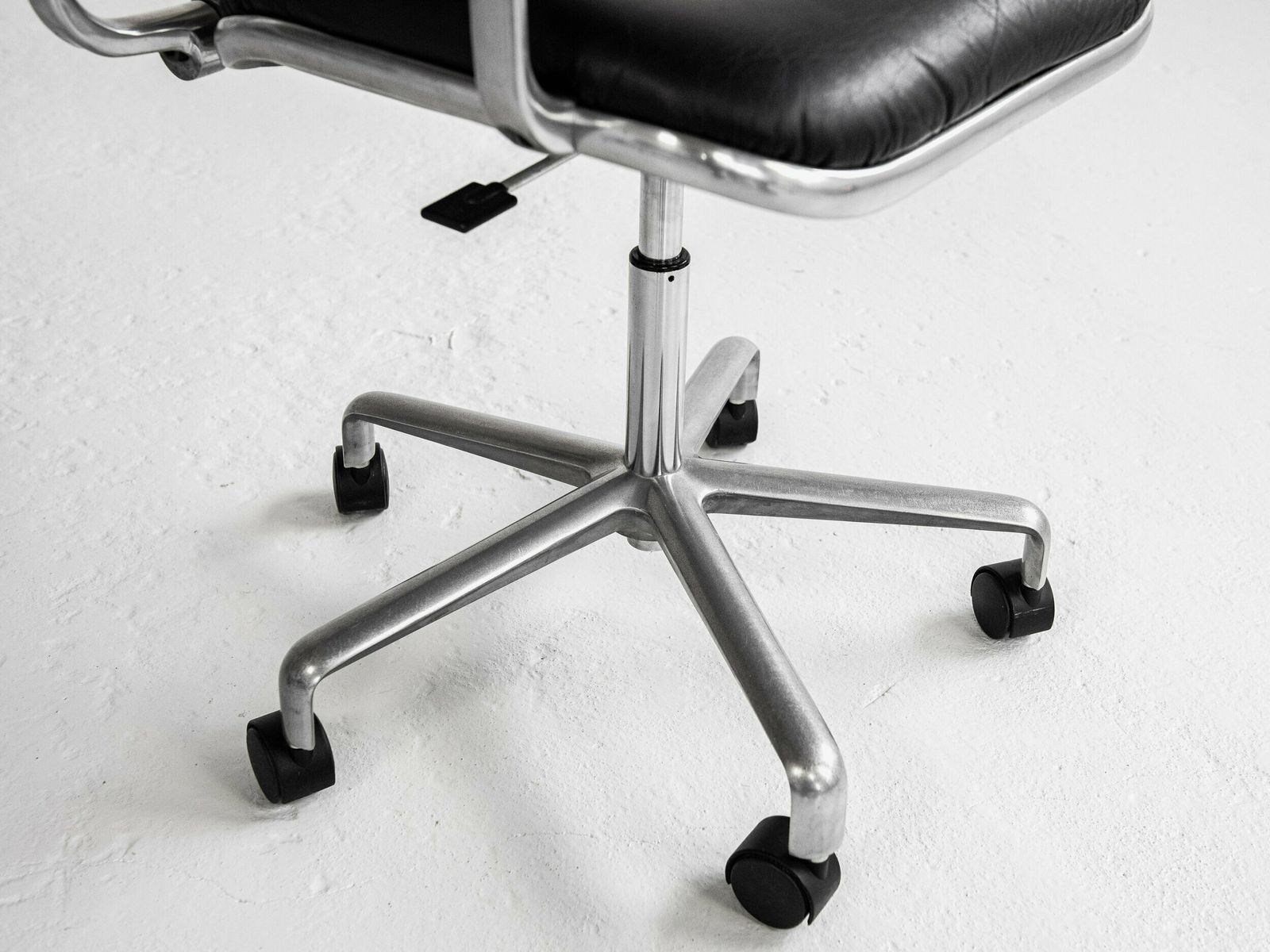 photo furniture Midcentury English Desk Chair By Frederick Scott For Hille 1970s