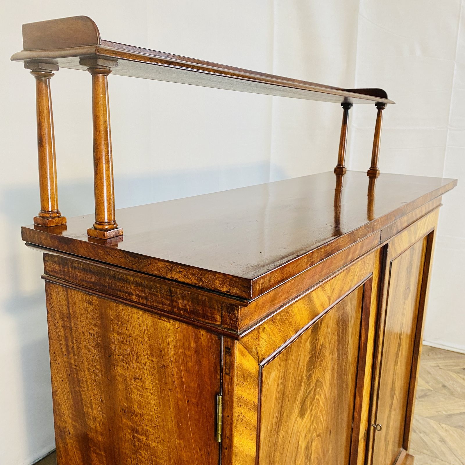 photo vinterior Antique English Mahogany Chiffonier With Upstand, 19th Century