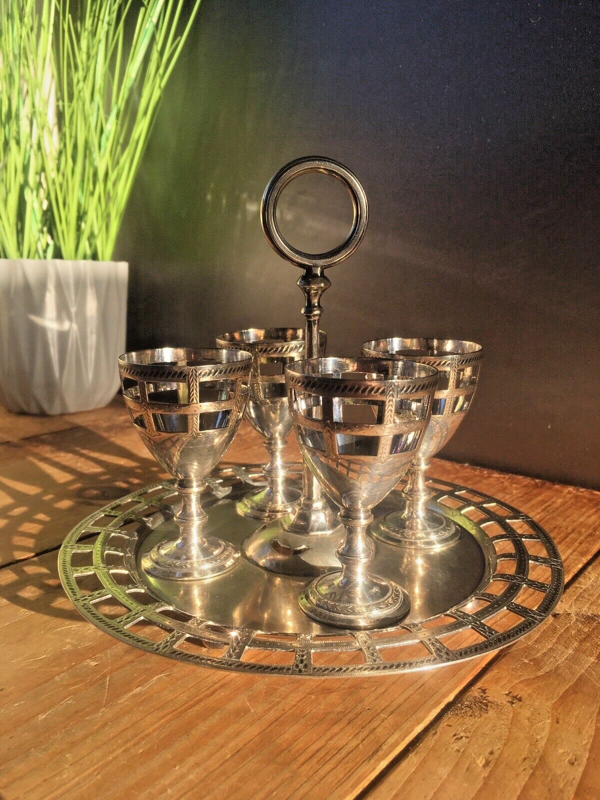 photo vinterior Antique C1854 66 Epns Martin Hall & Co Sheffield 4 Basket Egg Cup Set On Stand