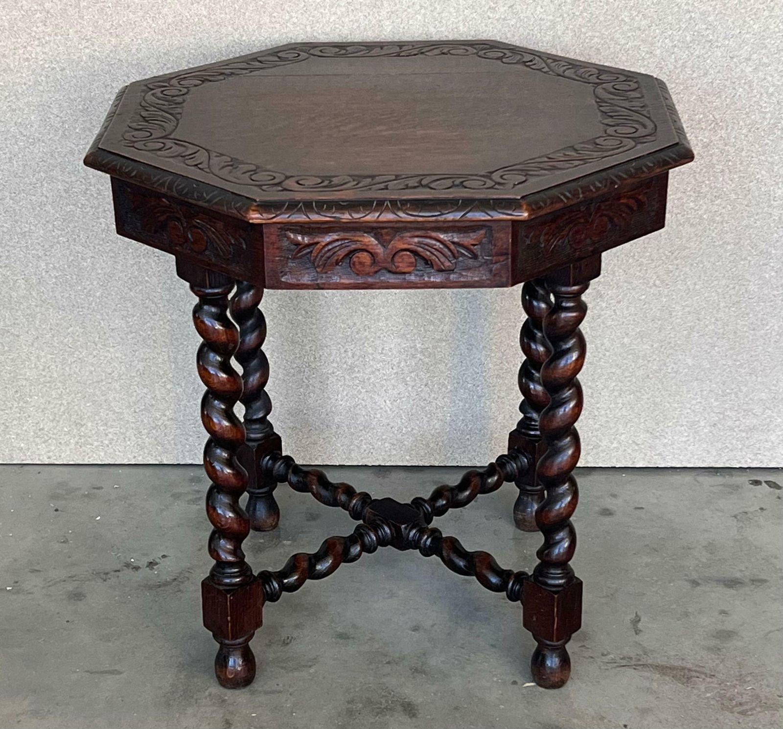 Table d'appoint ou de milieu hexagonale d'époque en noyer, à six pieds sculptés photo for sale