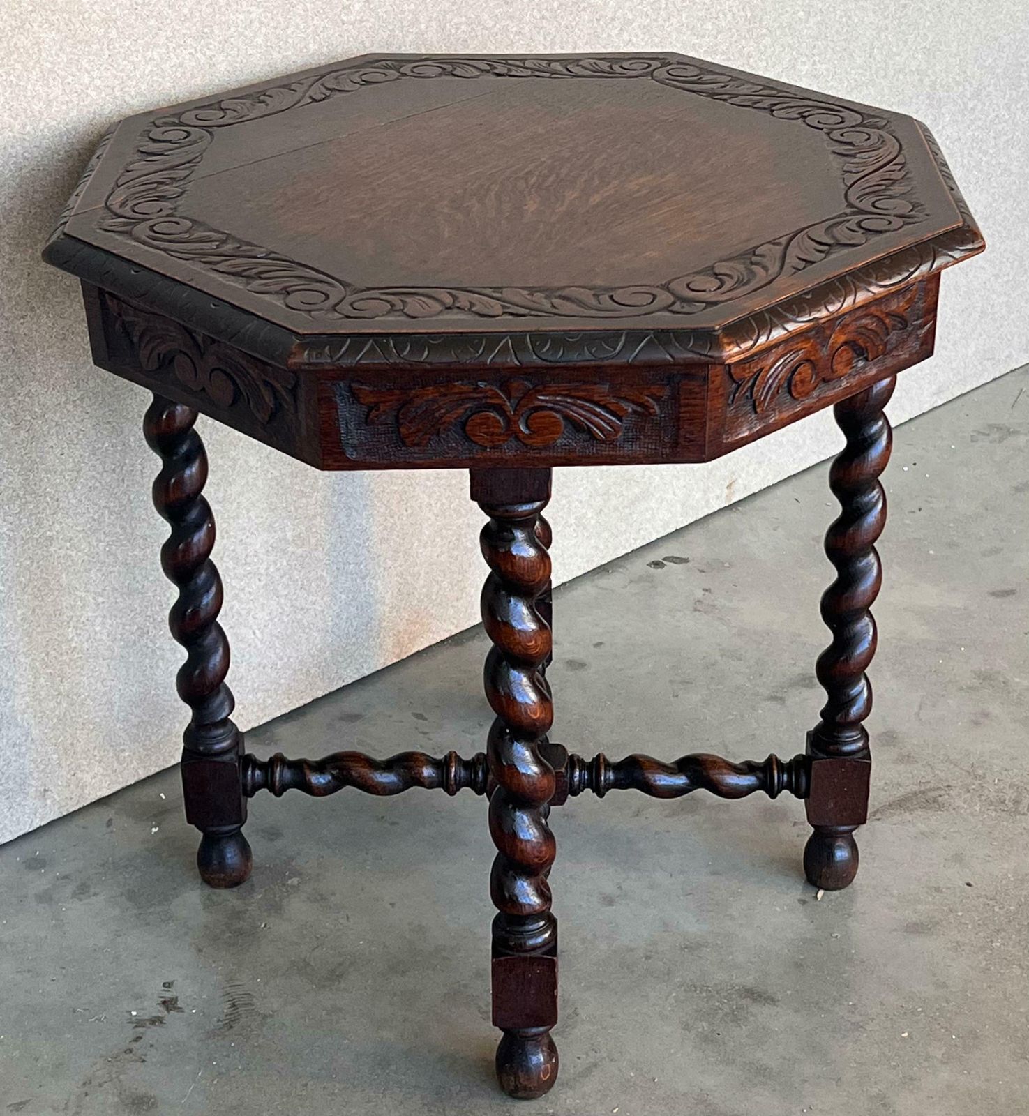 Table d'appoint ou de milieu hexagonale d'époque en noyer, à six pieds sculptés photo Mobilier