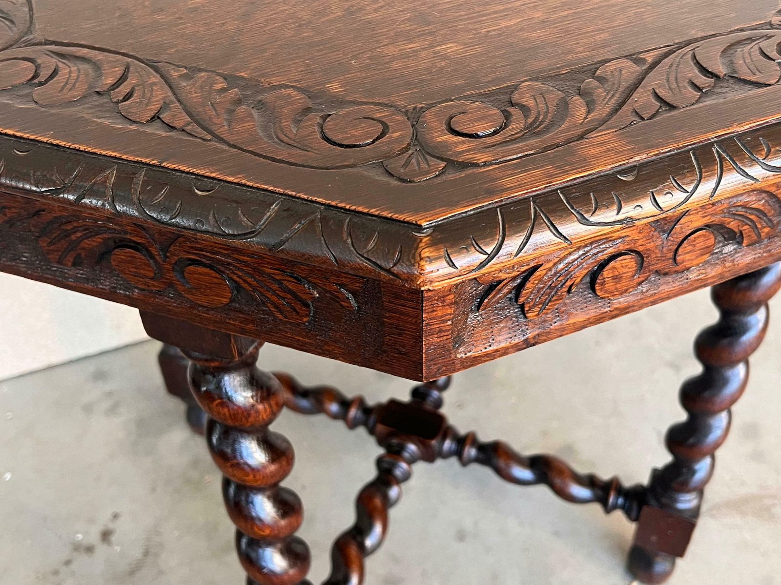 Table d'appoint ou de milieu hexagonale d'époque en noyer, à six pieds sculptés photo vintage