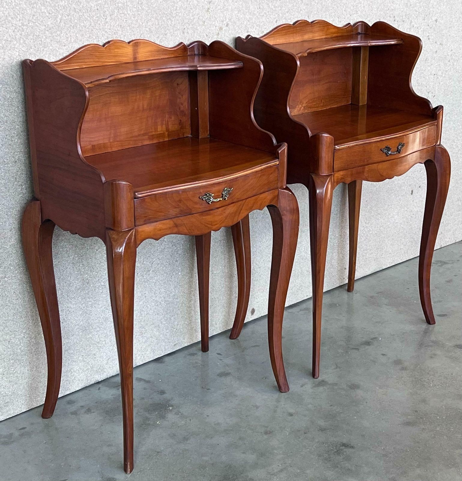 Paire de tables de chevet françaises du XXe siècle, avec tiroir et étagère ouverte photo for sale