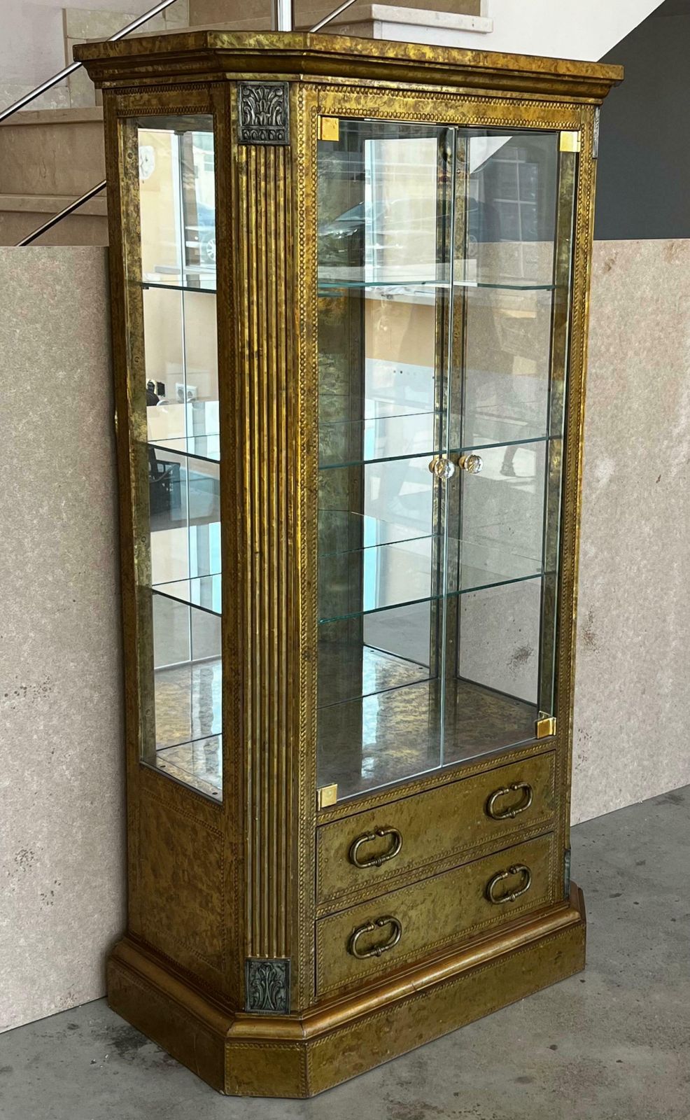 Bar Hollywood Regency à façades en laiton et intérieur miroir photo furniture