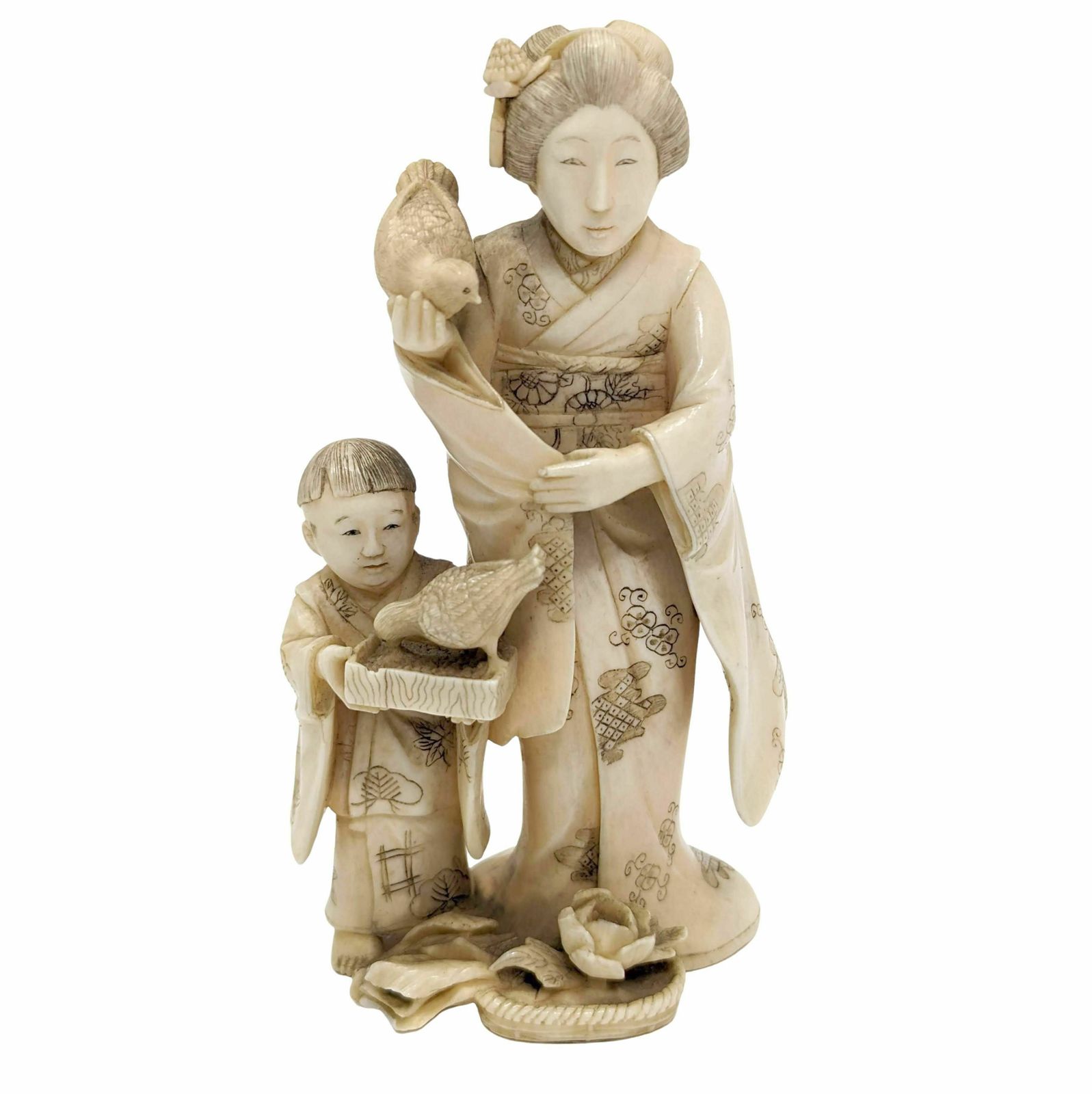 Okimomo In Ivory, Xixth Century The Mother The Son And The Hens