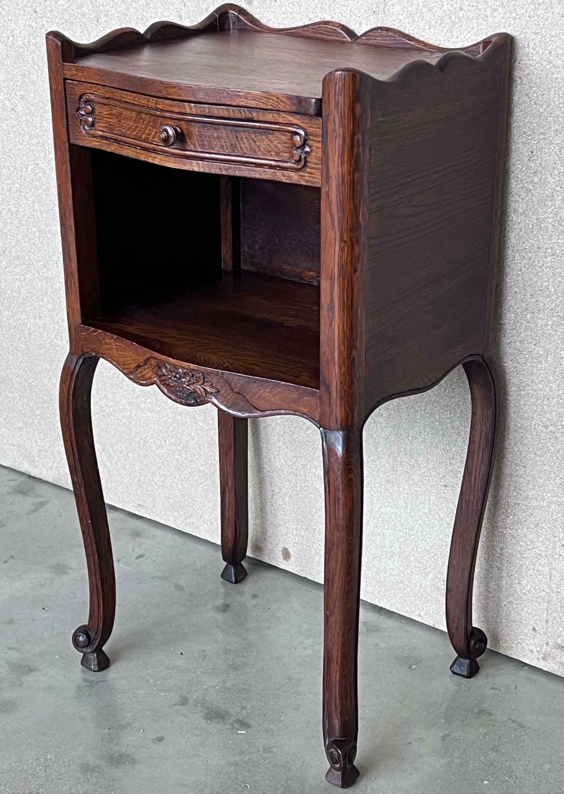 Paire de tables de chevet en noyer noir, XXe siècle, avec tiroir et étagère ouverte photo for sale