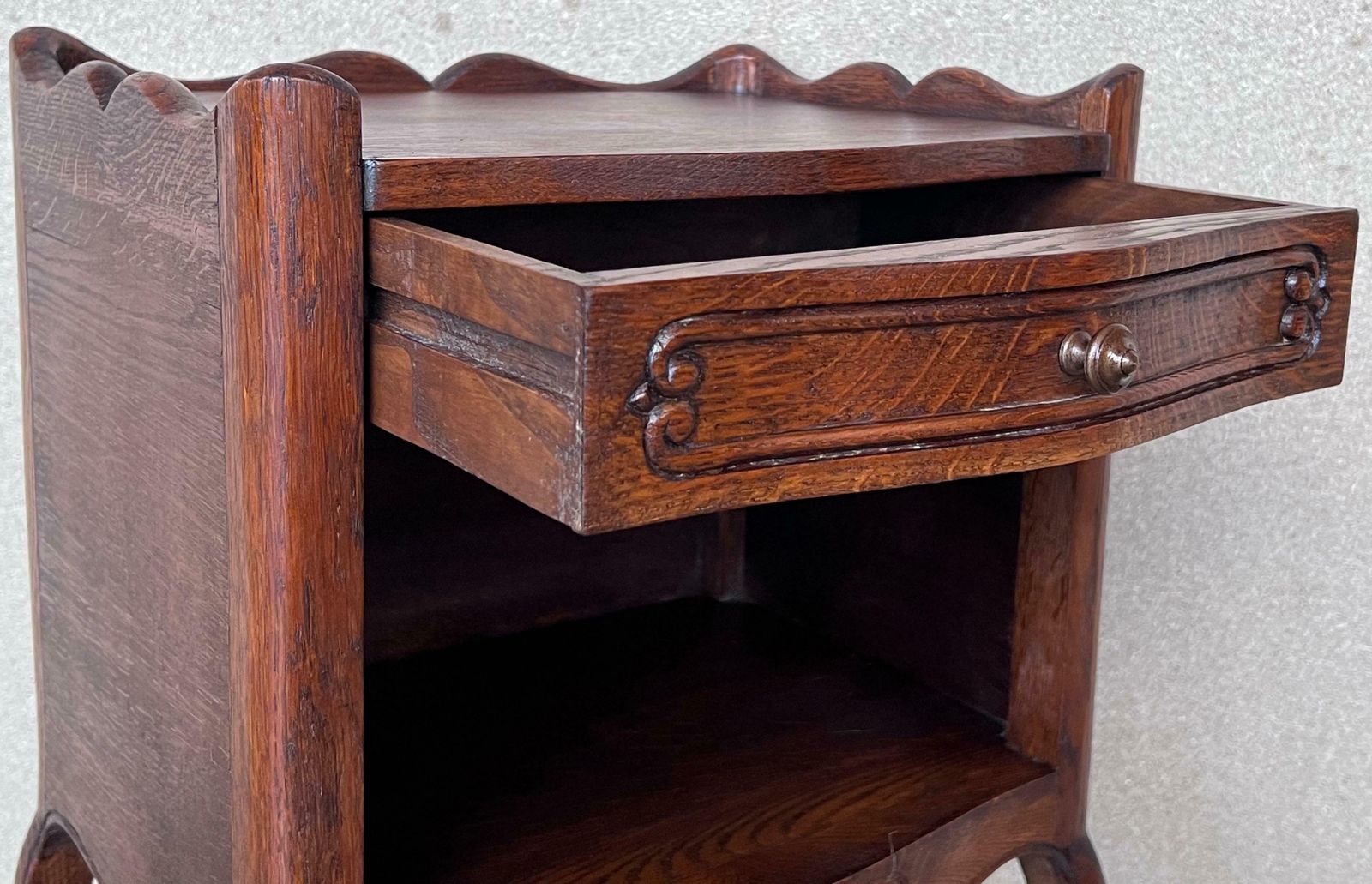 photo furniture Paire de tables de chevet en noyer noir, XXe siècle, avec tiroir et étagère ouverte