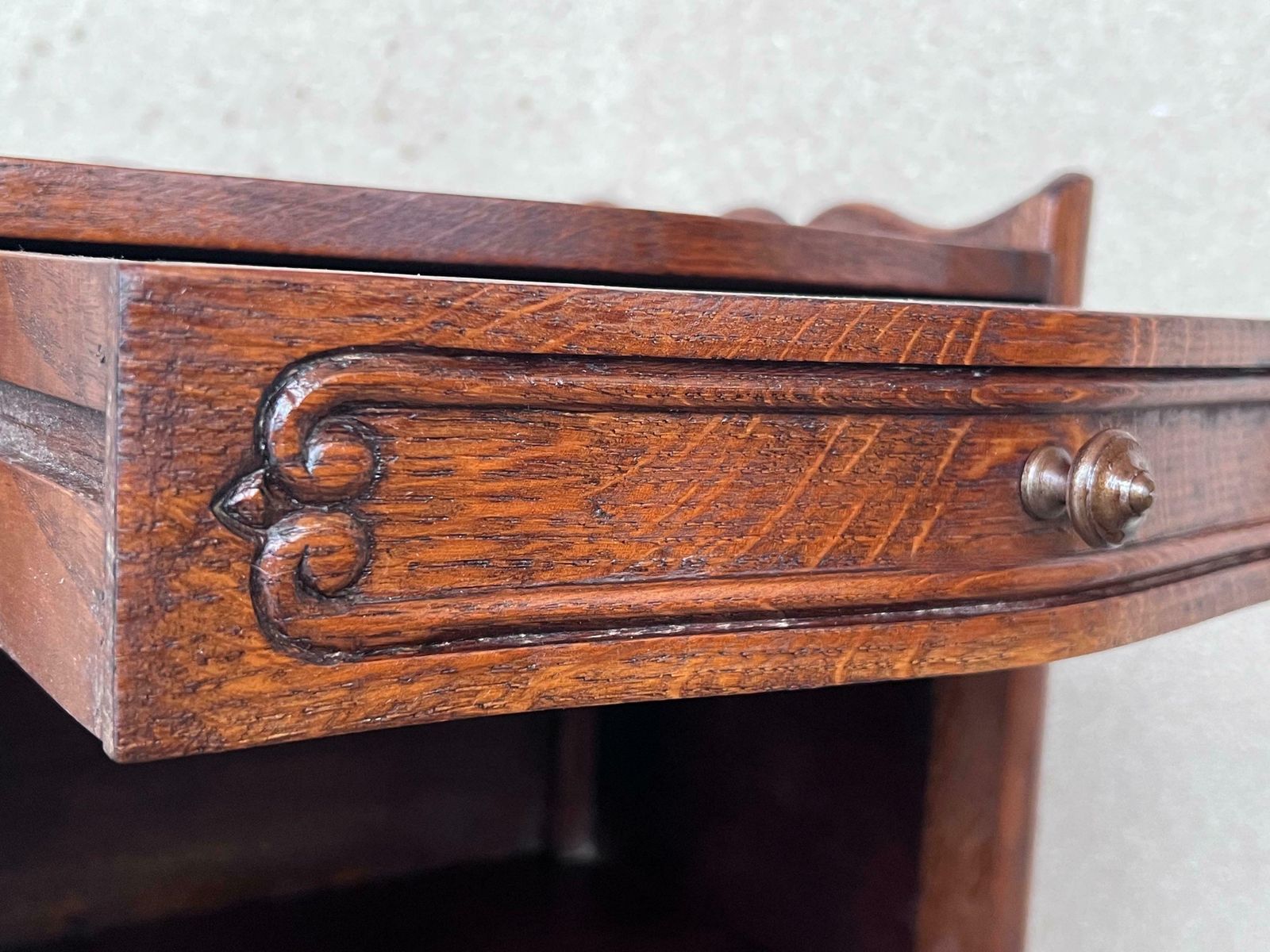 photo for sale Paire de tables de chevet en noyer noir, XXe siècle, avec tiroir et étagère ouverte