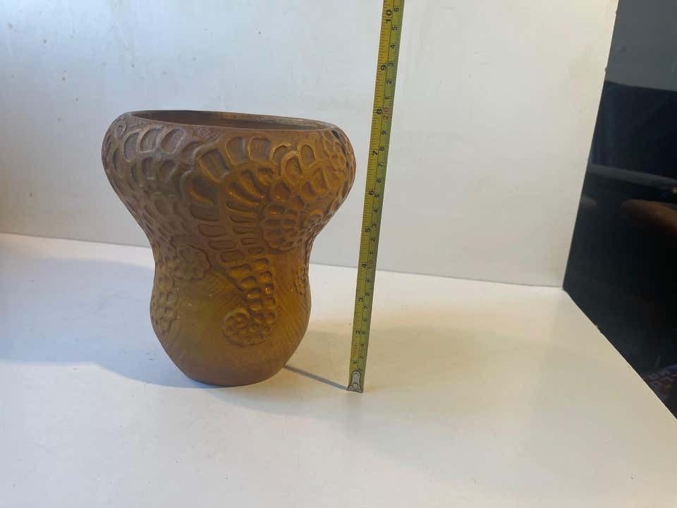 photo furniture Antique Terracotta Gourd Vase Decorated With Squid Tentacles