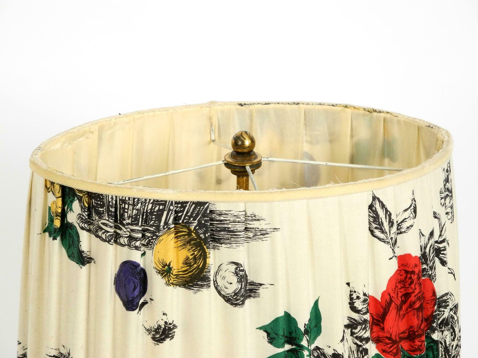photo vinterior Large Elegant 1960s Kpm Table Lamp In Porcelain And Pleated Silk Lampshade