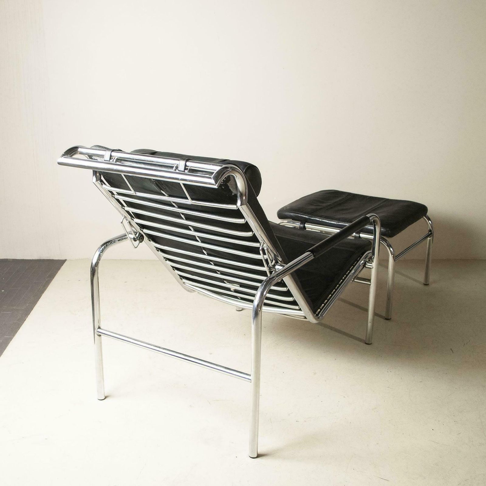 photo furniture Chaise Longue Genni For Zanotta By Gabriele Mucchi 70's