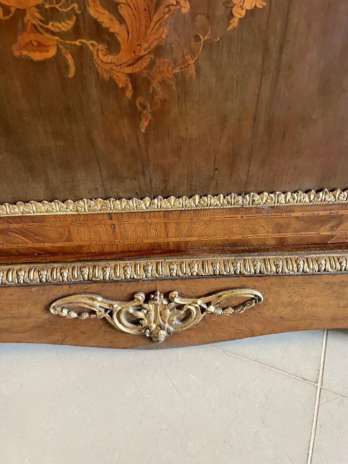 photo vinterior Antique 19th Century Quality Burr Walnut Marquetry Inlaid Credenza/Sideboard