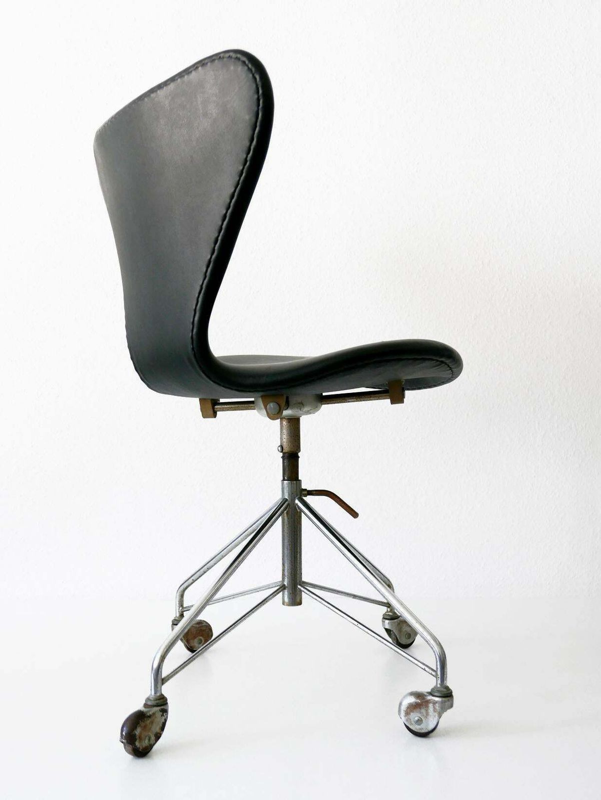 Mid Century Modern Office Chair 3117 By Arne Jacobsen For Fritz Hansen, 1960s photo 2270.0
