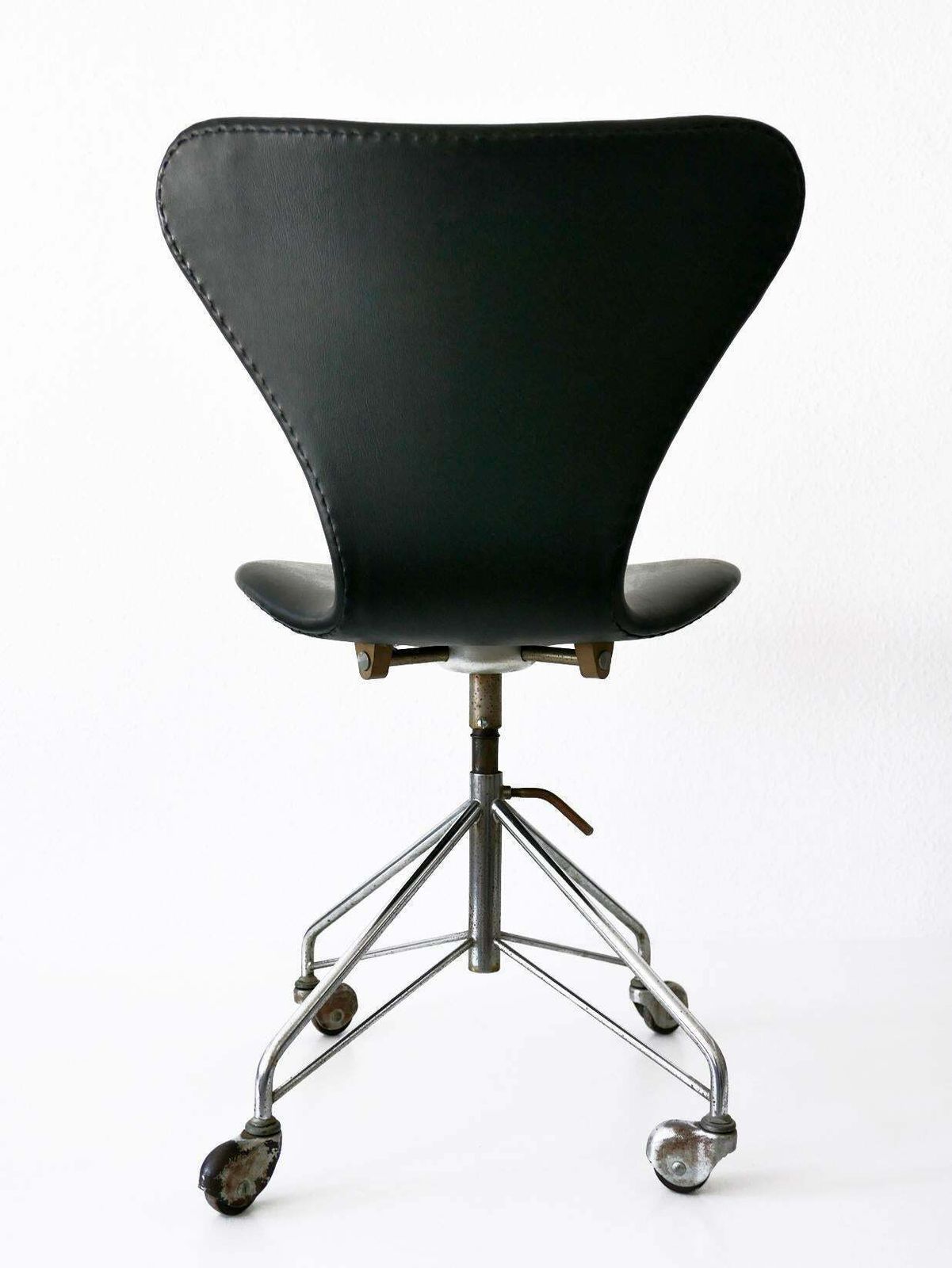 Mid Century Modern Office Chair 3117 By Arne Jacobsen For Fritz Hansen, 1960s photo vinterior