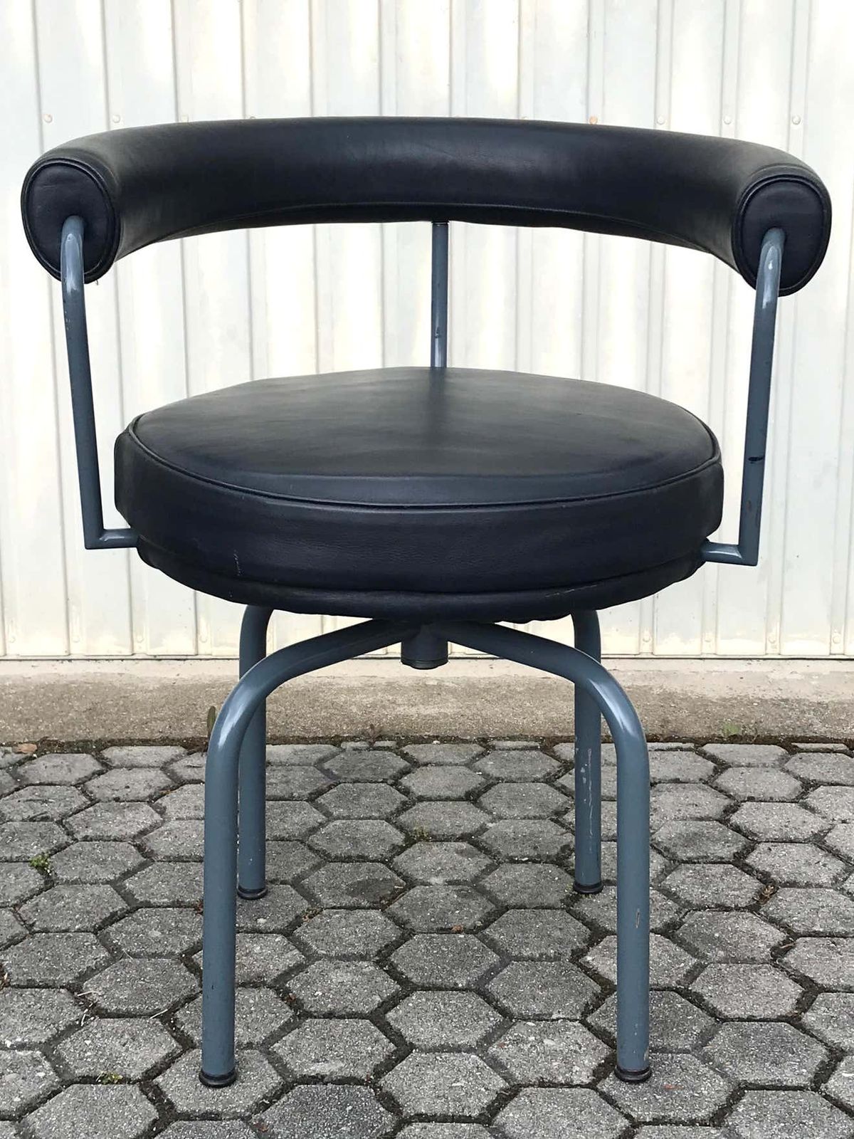 Set Of Six Cassina Swivel Arm Chairs Lc7 By Le Corbusier, Perriand & Jeanneret photo vintage