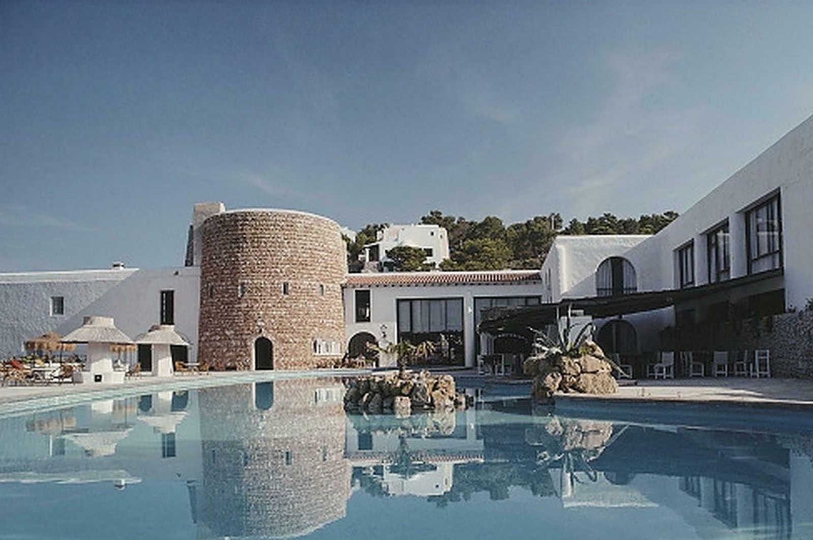 Hotel Hacienda By Slim Aarons photo furniture