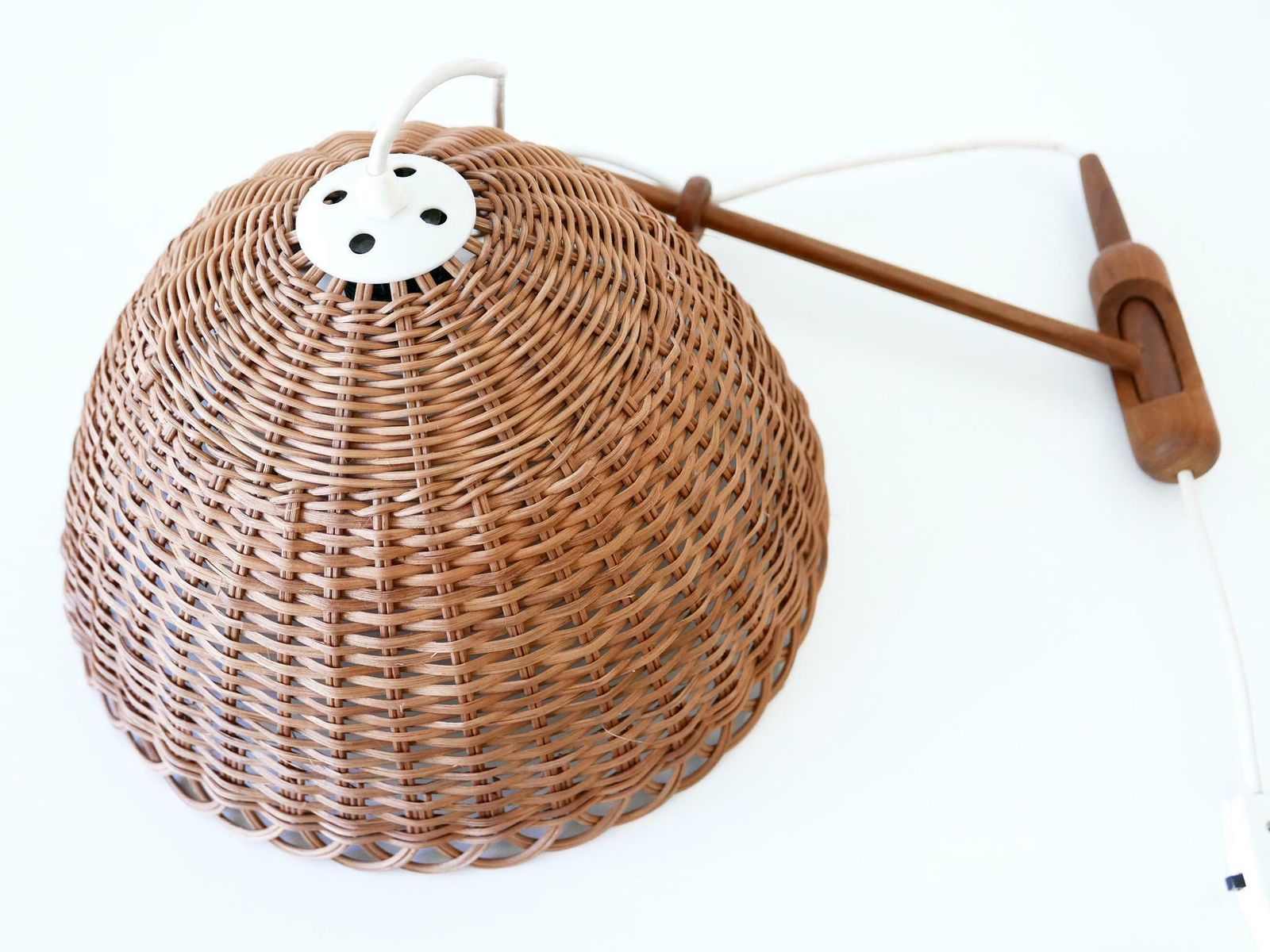 photo vinterior Rare & Elegant Mid Century Modern Rattan & Teak Wall Lamp Scandinavia 1960s