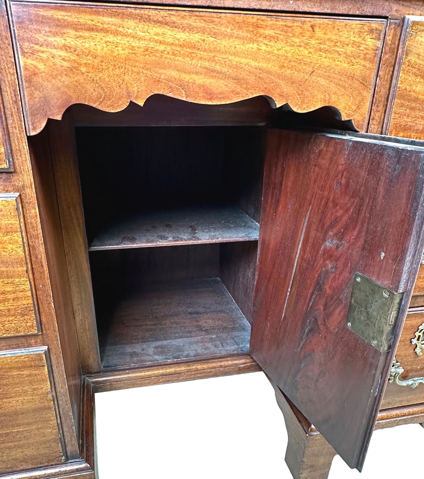 Georgian 18th Century Mahogany Kneehole Desk (England, Circa 1760) photo Furniture