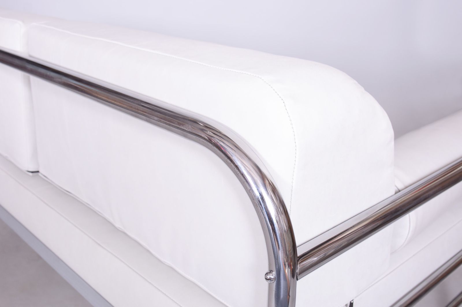 Restored Bauhaus White Leather Tubular Chrome Sofa, Robert Slezák, 1930s photo vinterior