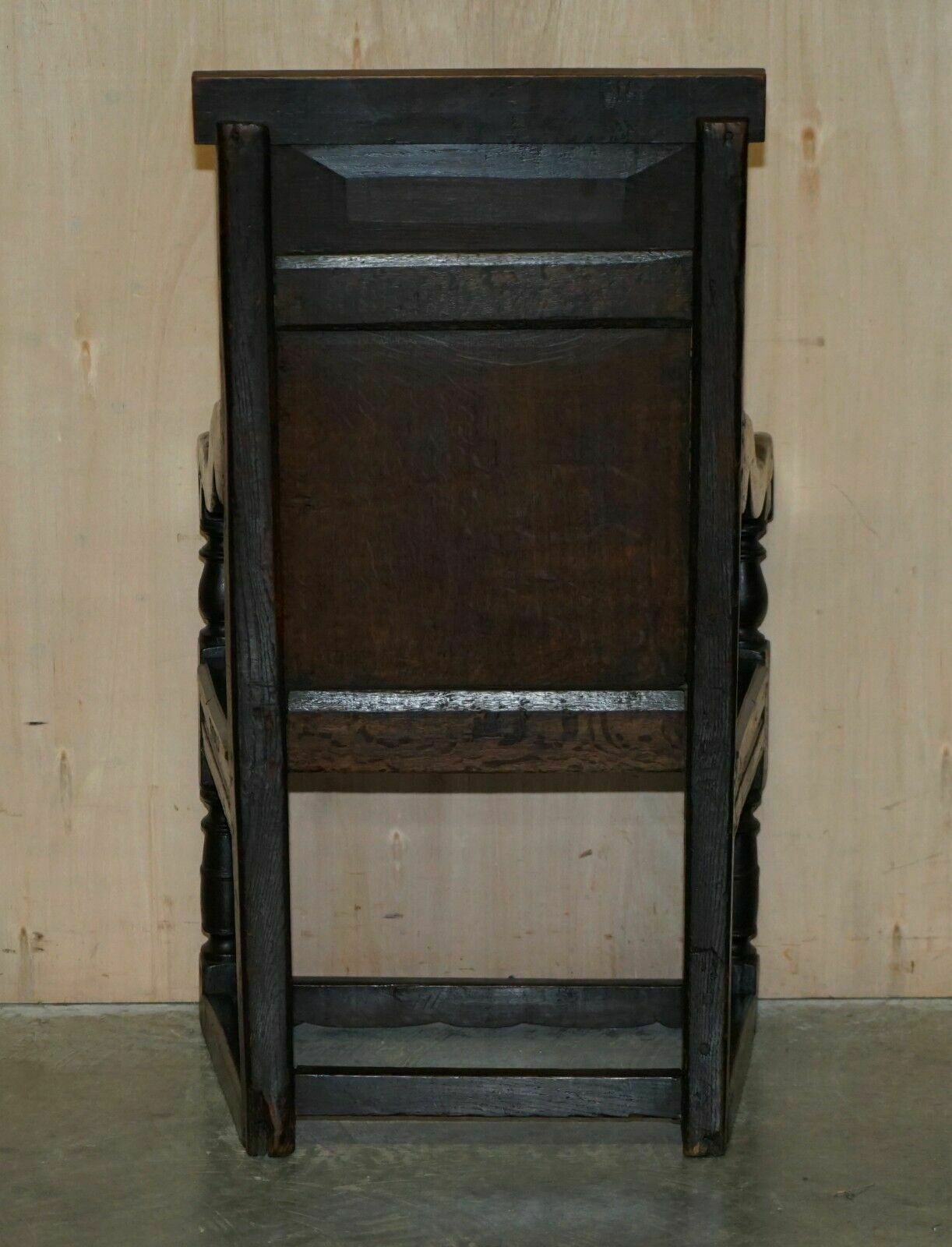 photo vinterior Antique 17th Century Jacobean Hand Carved English Oak Armchair Tudor Panelling