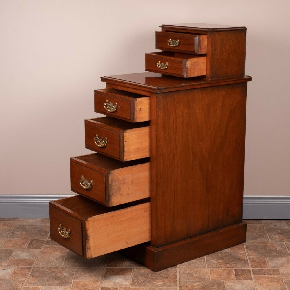 photo vintage Good Quality Pair Of Edwardian Walnut Bedside Chests