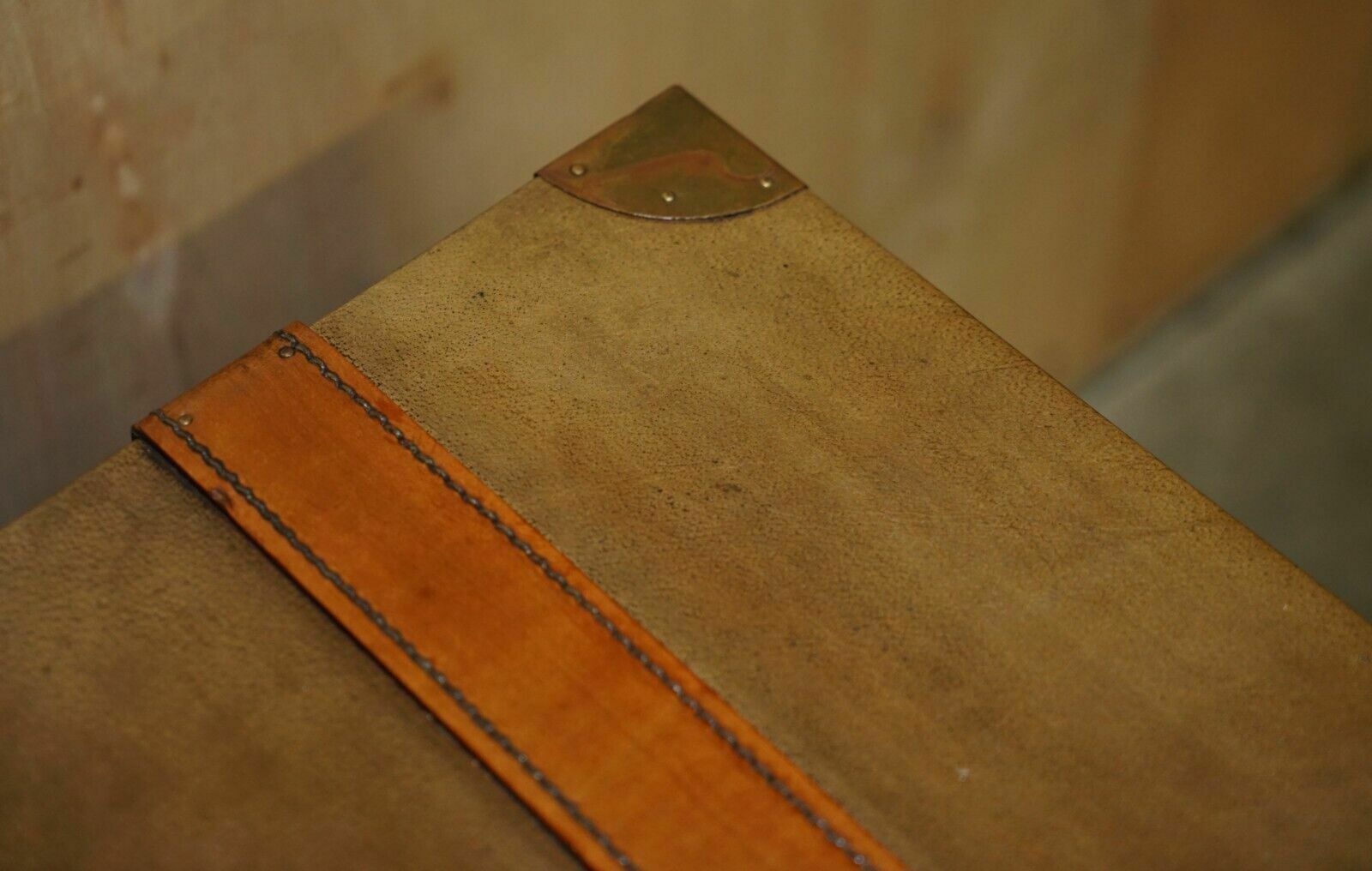 photo vintage Brown Saddle Leather Suitcase Trunk Single Drawer Coffee Table Nice Decorative