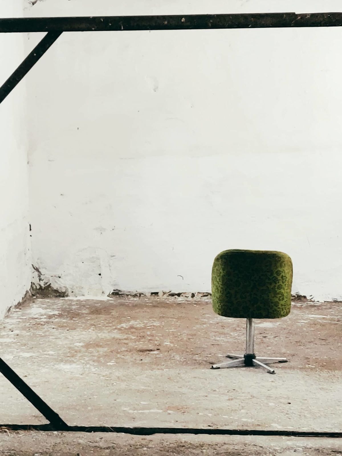 Mini Egg Cocktail Chair, Small Saloon Seating Shell Design Swivel Chair photo 85.0